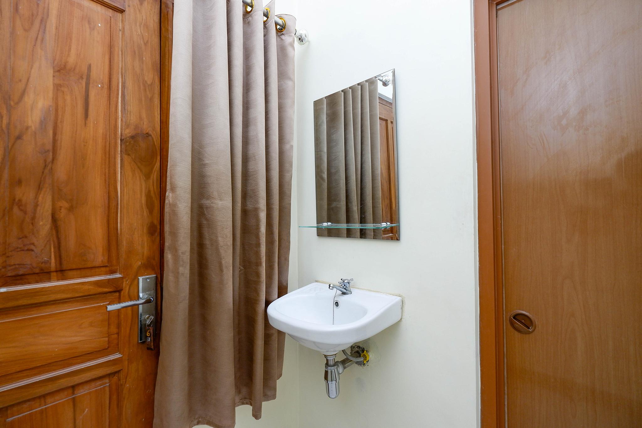 Super Oyo Capital O 2258 Santana Syariah Guest House Kartosuro Exterior photo