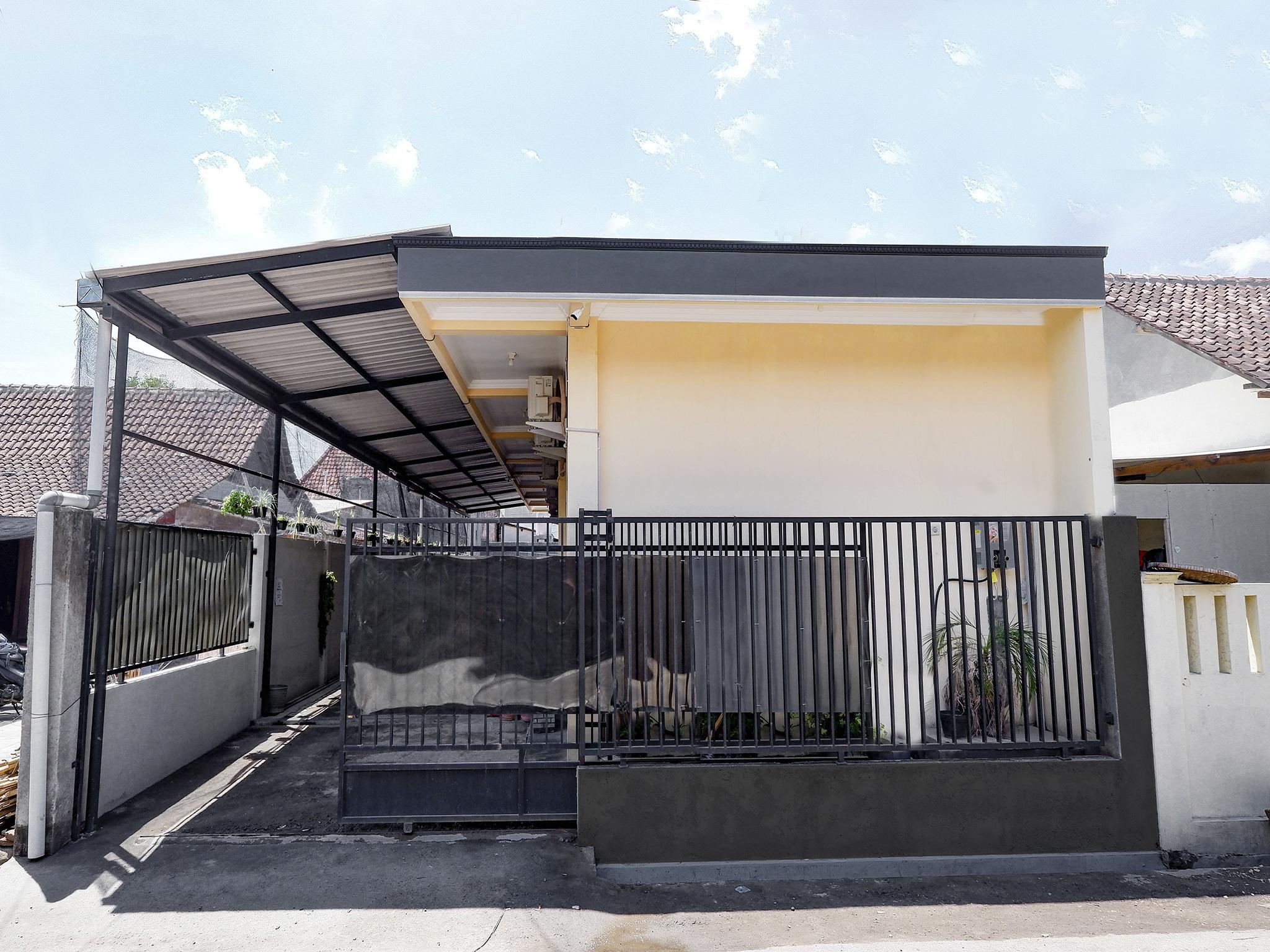 Super Oyo Capital O 2258 Santana Syariah Guest House Kartosuro Exterior photo