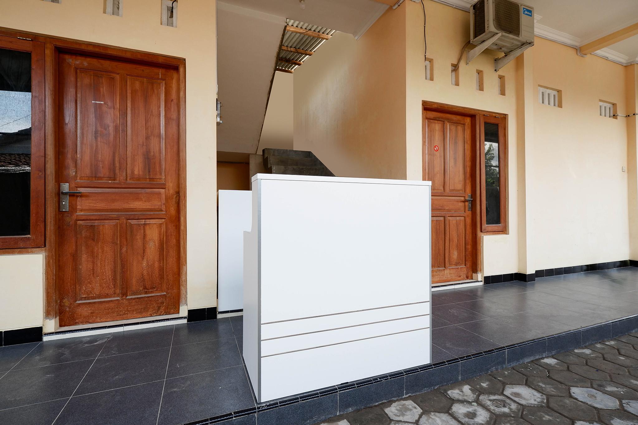 Super Oyo Capital O 2258 Santana Syariah Guest House Kartosuro Exterior photo